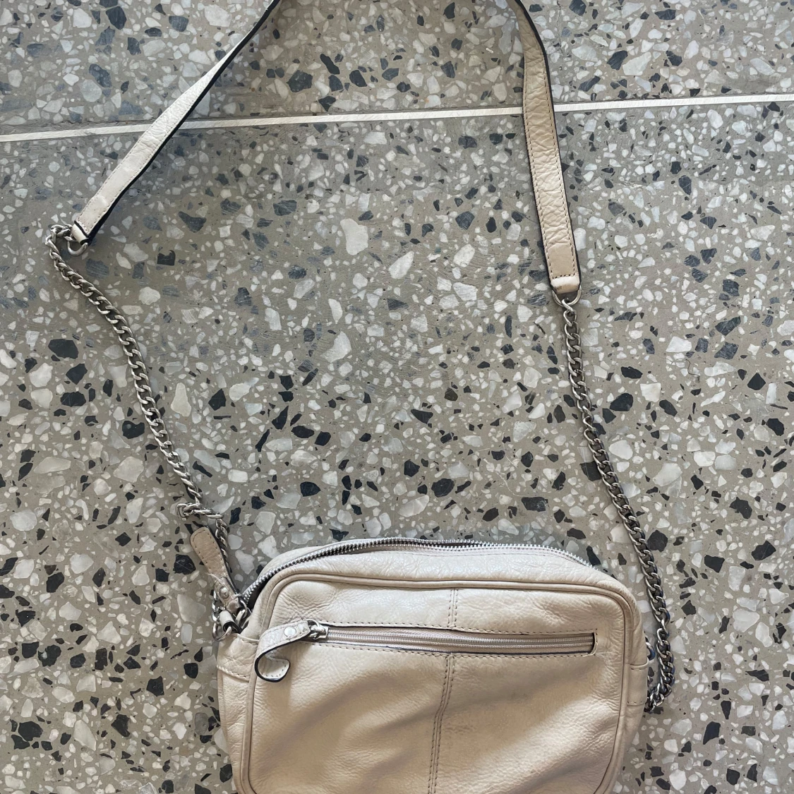 Beige axelväska från Don Donna