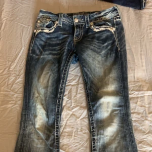 Miss me jeans - Säljer nu mina miss me jeans!! Köpta i butik för 1200 och säljer för 900!! Kan gå ner i pris vid snabb affär. Passar bra på mig som är runt 160.