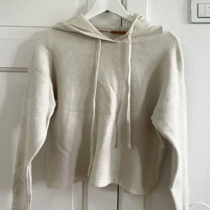 Beige hoodie från Sunway med huva - Beige lite croppad hoodie från Sunway i mjukt material med huva och snörning🤍🤍