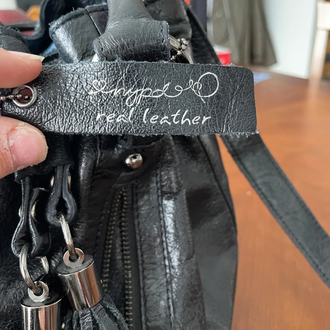 Svart skinnväska med fransar från Enjöd - 3