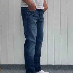 Mörkblå Jeans - Jack n Jones - Säljer ett par riktigt snygga jeans från Jack & Jones. Bra skick och snygg tvätt! Modell: Comfort/Mike, storlek 32/32. Nypris 1199kr. Har du några fler frågor så är det bara att höra av dig!🙌