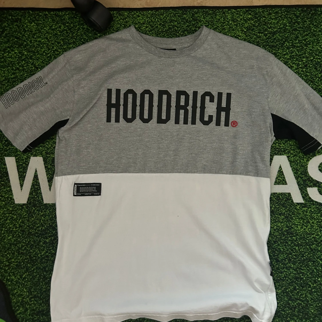 Grå och vit HOODRICH t-shirt