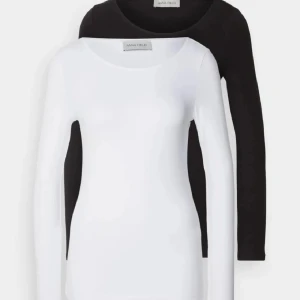 Långärmad topp - Kit med 2 snygga tunnare långärmade tröjor ifrån Anna Field. Ena är svart och den andra vit. Jag kan tänka mig sälja de separat kp isf! 💘 Bra skick och utan defekter! Tveka inte att höra av dig vid frågor eller funderingar 💕 orginalpris 279 kr. 