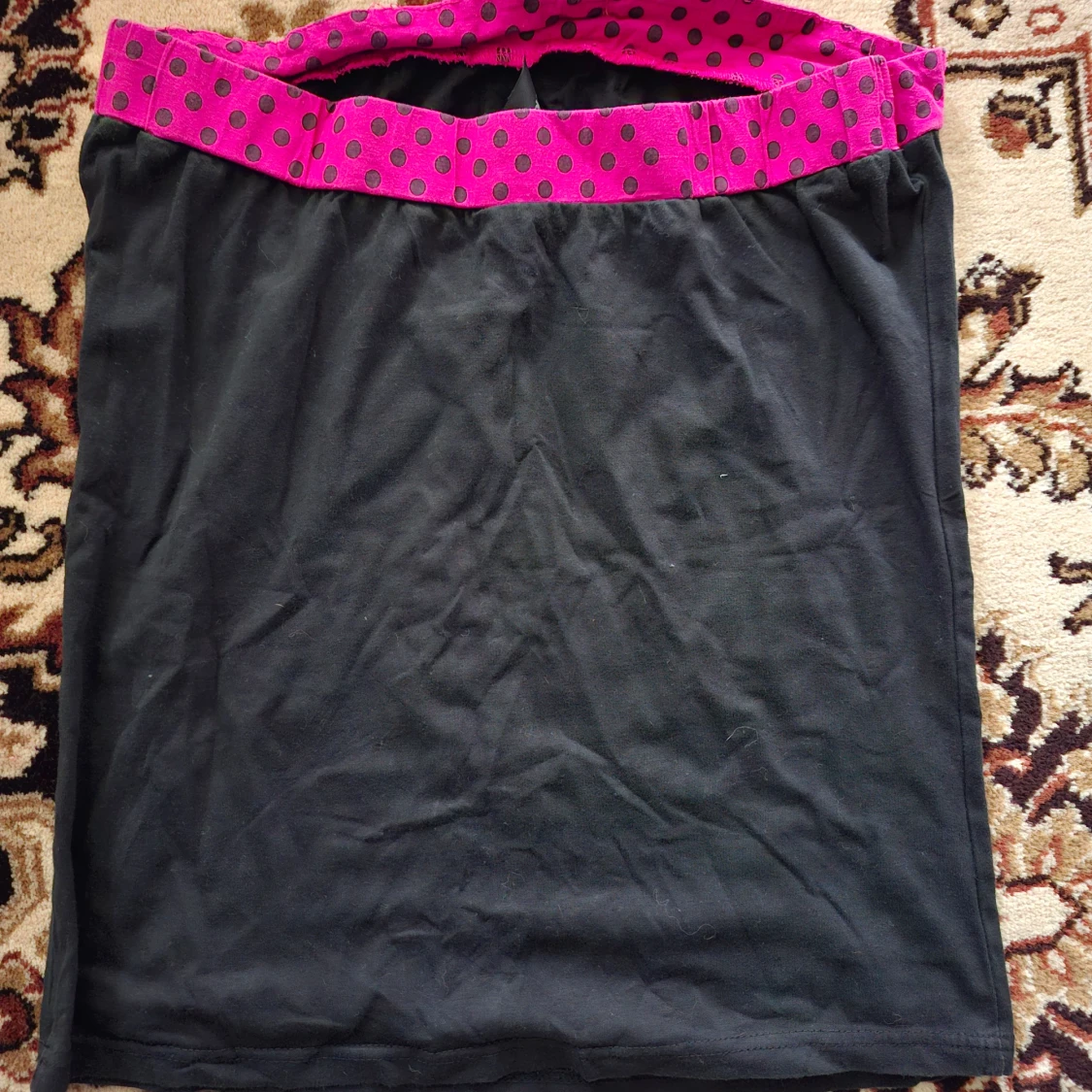 Svart tubtopp med tryck och rosa prickigt band - 2