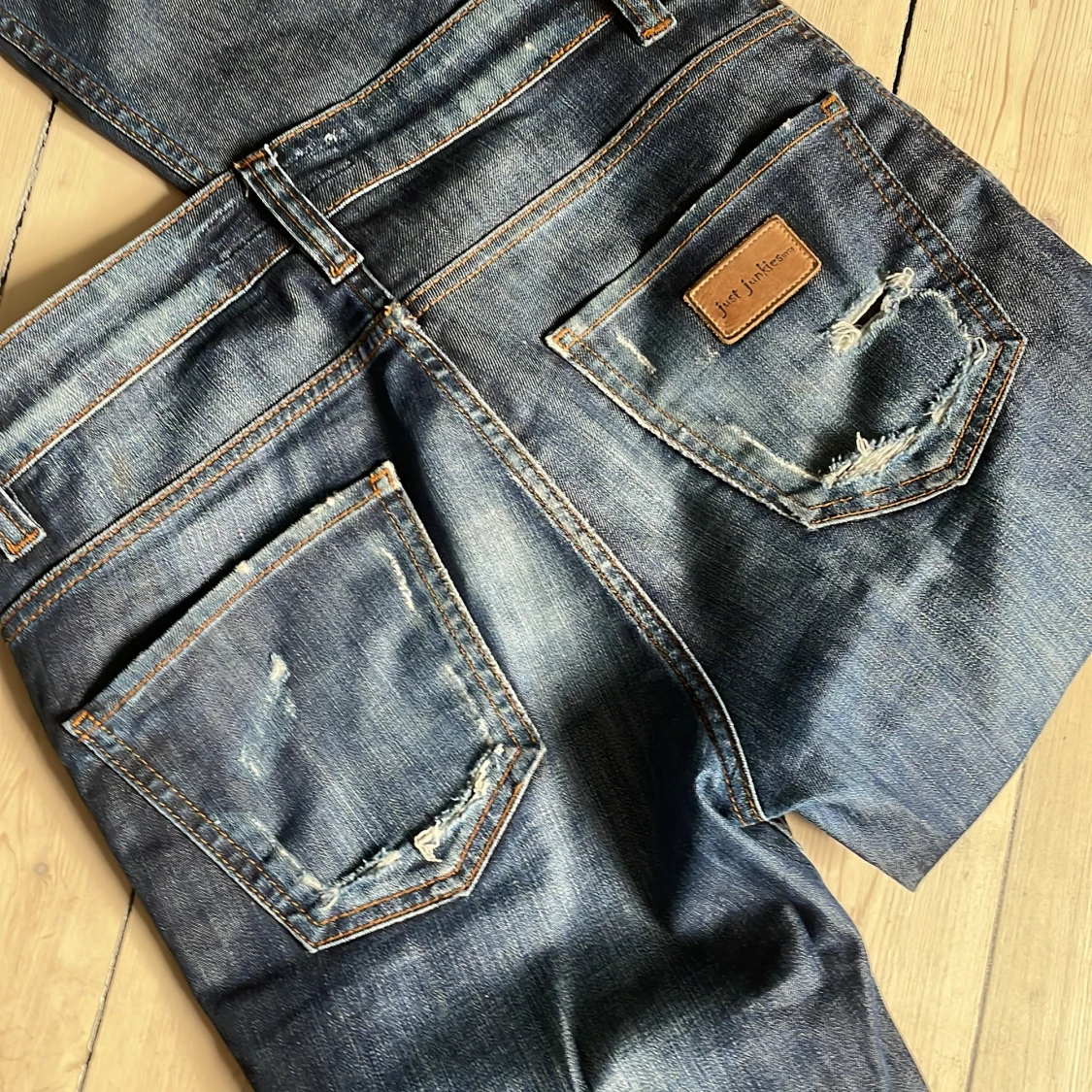 Blå jeans med slitningar från Just Junkies - 1