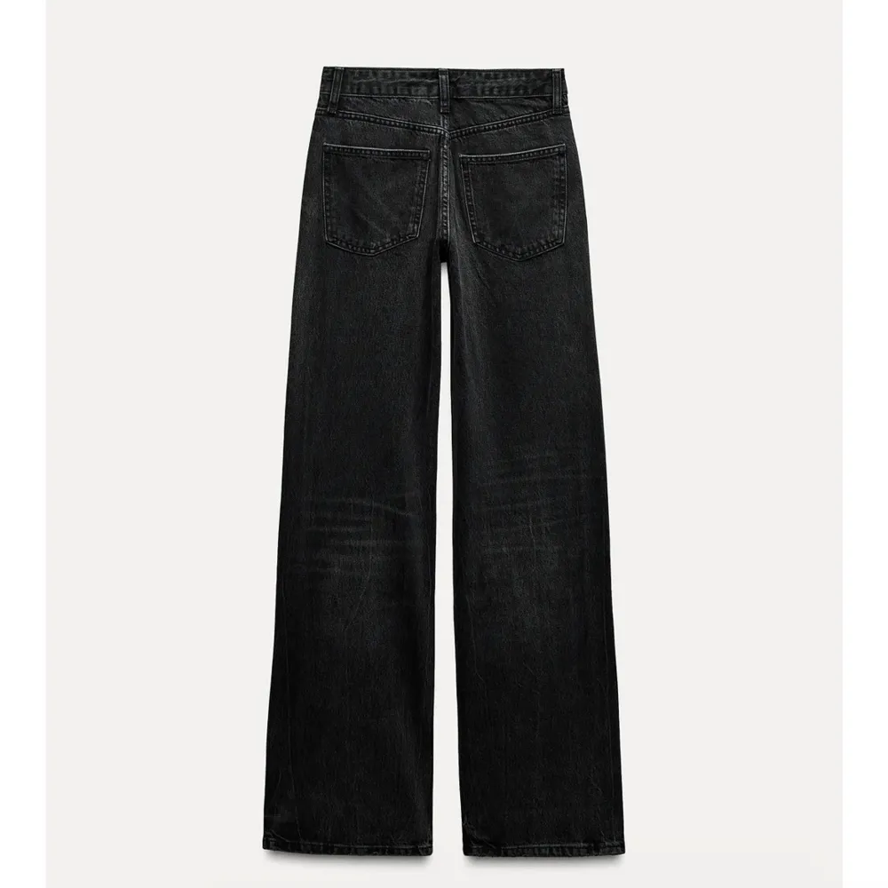 Snygga svarta jeansbyxor med medelhög midja och en avslappnad, rak passform. Perfekta för en stilren look. Klassisk femficksdesign och knappgylf. Använda 1 gång och annars helt nya så super bra skick!🥰Strl 32. Farkut & Housut.