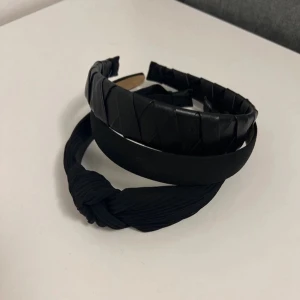 Svarta diadem i olika stilar - Tre svarta diadem i olika stilar. Ett med knutdetalj och ribbad textur, ett slätt och enkelt, och ett med flätad design. Perfekta för att komplettera din look med en stilren touch.
