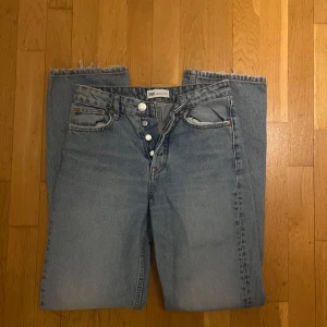 Blå jeansbyxor från Zara - Snygga blå straight jeansbyxor från Zara 