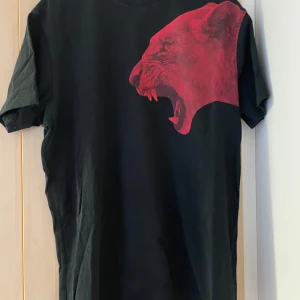 Svart t-shirt med tryck från Palm Angels - Säljer en svart t-shirt från Palm Angels, och 3 Hugo boss, 150kr st billigare vid köp av fler 