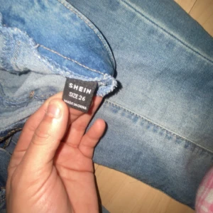 Blå jeans med bälte från Shein - Snygga blå jeans från Shein med hög midja och ett brett bälte med silverfärgat spänne. Byxorna har en bootcut-stil som ger en trendig look. Perfekta för att skapa en avslappnad men stilren outfit.