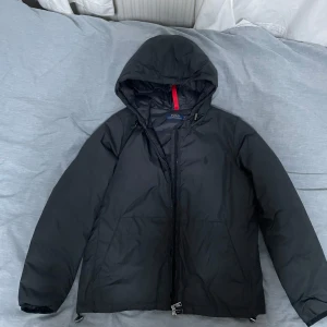 Svart vindjacka från Polo Ralph Lauren small - Säljer en svart vindjacka från Polo Ralph Lauren. Jackan är perfekt inför sommar och vår. Stilren knappt använd. Storlek small men passar xs också.
