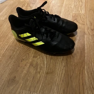 Adidas Copa fotbollsskor - Snygga svarta Adidas Copa fotbollsskor med neongula detaljer och snörning. Svart läder. Skick 6/10. Skriv vid intresse 📩✨