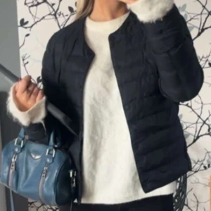 Svart uniqlo jacka  - Jätt snygg, enkel och trendig jacka från uniqlo i svart. Perfekt till våren!