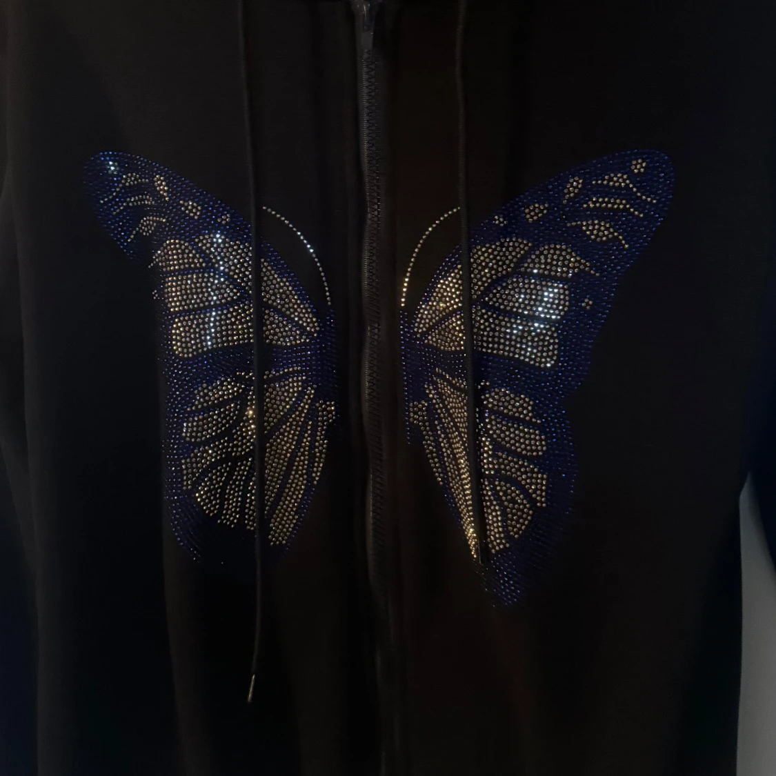Svart hoodie med fjärilsdetalj - 1