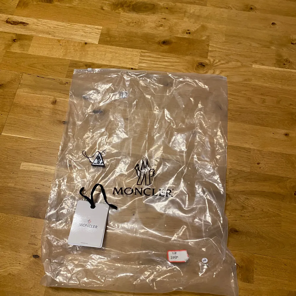 Snygg olivgrön jacka från Moncler med quiltad design och huva. Jackan har långa ärmar i ribbat material och dragkedja framtill. Perfekt för kyligare dagar. Jackan är i storlek L men sitter lite tajt så skulle nog säga att den passar mer som M. Har du minsta lilla fundering så är det bara att fråga på.. Takit.