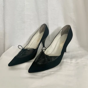 Klackskor - Svarta otroligt snygga vintage klackskor från Carus, gjorda i Italien 