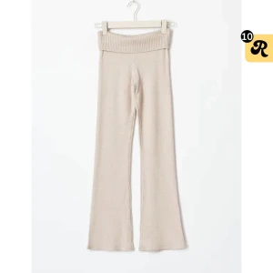 Stickade yoga pants - Snygga beige stickade byxor med ribbad midja. Perfekta för en avslappnad stil med en bekväm passform. Byxorna har en lätt utsvängd stil som ger en modern touch. Använda 1 gång 