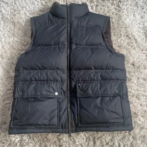 UNIK Tommy Hilfiger väst - En riktigt unik och cool TH väst. Helt perfekt att ha nu till våren. Vid frågor är de bara att hojta, pris går alltid att diskutera!🌟