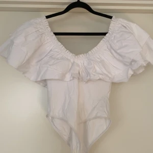 Vit volangbody från Zara - Säljer en söt vita volangbody  från Zara 💘💘