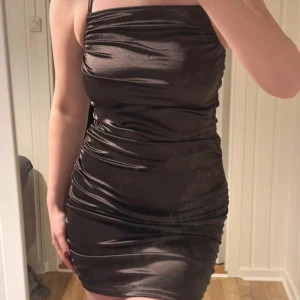 Brun festklänning  - Snygg mörk klänning med smala axelband och åtsittande passform. Perfekt för en utekväll eller fest. Kommer inte till användning längre!🤎