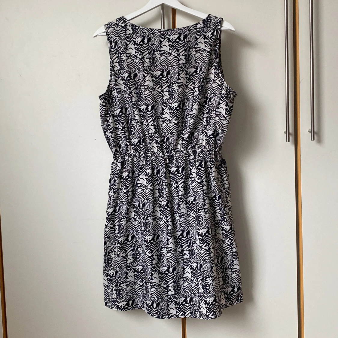Svartvit mönstrad klänning från Miss Milla - 1