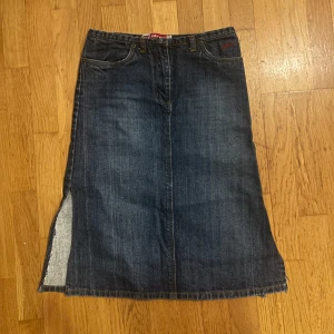 Jeanskjol med slits - Snygg jeanskjol i mörk denim