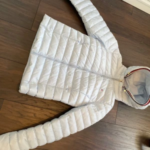 Ljusblå dunjacka från Tommy Hilfiger - Säljer en snygg ljusblå dunjacka från Tommy Hilfiger med huva och dragkedja. Jackan har ett stilrent märke på bröstet och fina detaljer i huvan. Storlek xs dam. Superfint skick, dock värt att nämna är att dragkedjan kan vara lite svår att få på plats ibland, men så vida man inte är stressad så går den att stänga eller byta ut i framtiden i fall man vill det🙌☺️