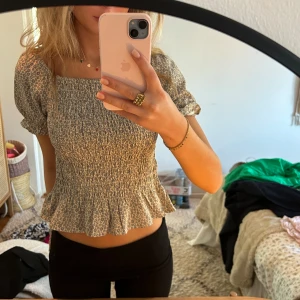 Blommig topp  - LÅNADE BILDER!! Säljer denna världens snyggaste topp som är sjukt söt och perfekt nu till sommaren,