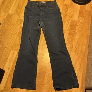 Blå jeansbyxor från JDY - Snygga blå jeansbyxor från JDY med bootcut-stil. De har en klassisk femficksdesign och en bekväm passform. Perfekta för en avslappnad look.