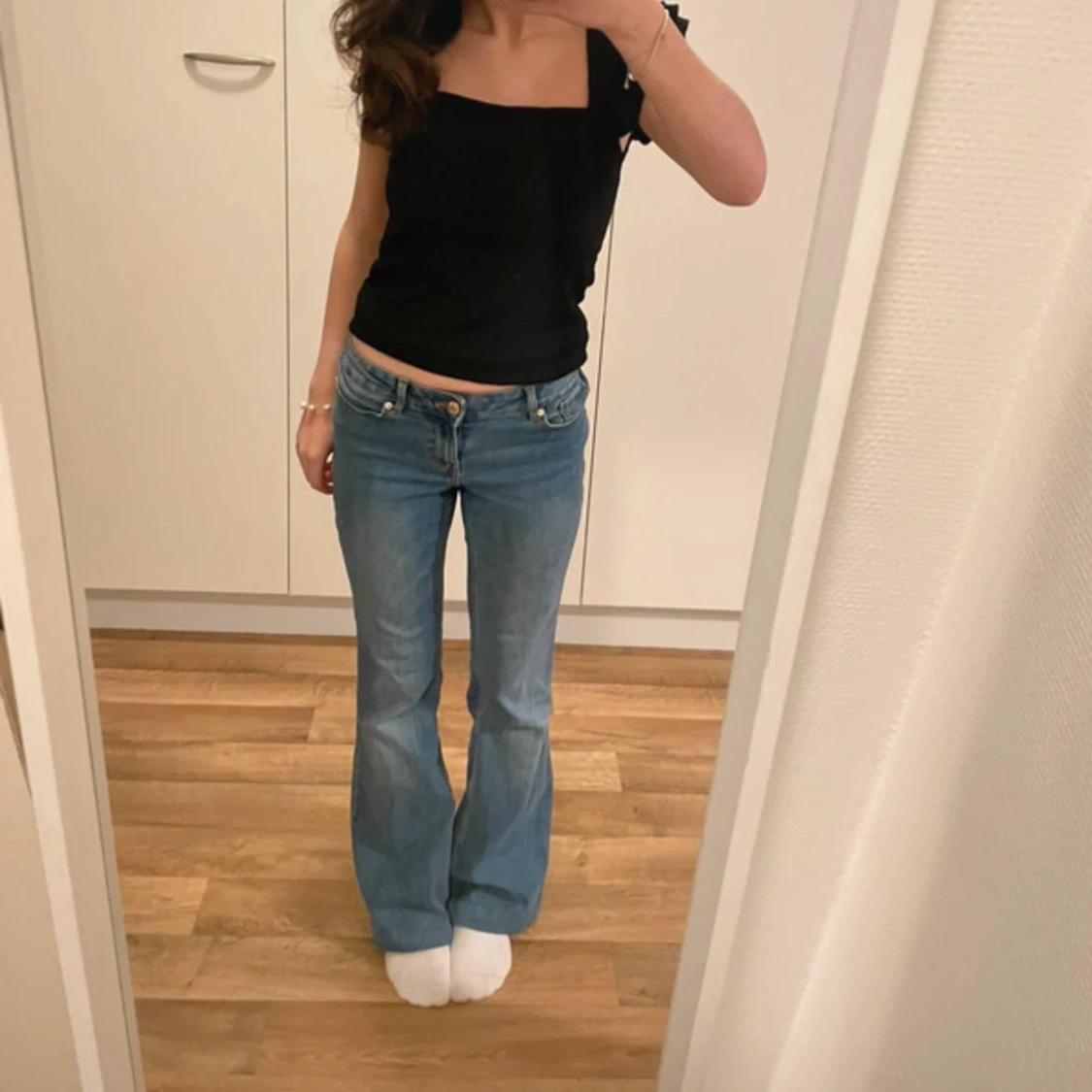 Blå low waist boot cut jeans från vero moda