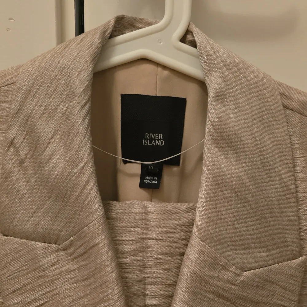 Kostym med Kostymbyxa beige guld färg nästan helt nytt har använt bara en gång och tvättat en gång. Styll klassisk. . Puvut & Bleiserit.