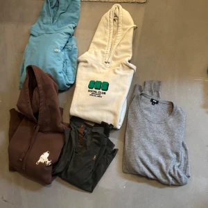 Flera hoodies  - I detta köp ser ni en vit/beiga hoodie från SNS. En levis hoodie, raflph lauren mörkgrön långärmad utan luva. Grå Kashmir tröja. Och en brun fet hoodie med snyggt tryck. Köp allt detta för 1500. 