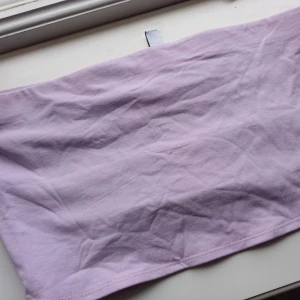 Ljuslila tubtopp - Säljer en stilren ljuslila tubtopp i mjukt material. Perfekt för varma dagar eller som ett lager under andra plagg. Enkel och bekväm design som passar till mycket.