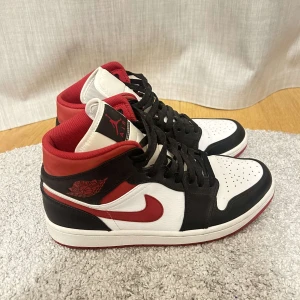 Nike Air Jordans i svart, röd och vit - Snygga Nike Air Jordans i klassisk färgkombination av svart, röd och vit. skorna är max använda 3-2 gånger. Riktigt fräscha! Inget täcken på användning 