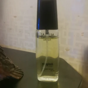 Audaz For Men Eau de Toilette - Säljer en flaska Audaz For Men Eau de Toilette från Insignia. Parfymen kommer i en genomskinlig glasflaska med svart lock och har en elegant och maskulin doft. Perfekt för den som vill ha en klassisk och stilren doft.