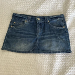 Jeanskjol  - Lågmidjad jeanskjol ifrån diverse denim. Storlek M men sitter som en S. Midjemåttet rakt över är ca 39cm. Fint skick. Hör av dig om du har några frågor 🩷