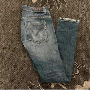 Blå jeans från George - Snygga blå jeans från George med klassisk femficksdesign och knappgylf i storlek 30 sitter som 30 30. Perfekta för en avslappnad stil. De har en rak passform och är tillverkade i slitstarkt denim.