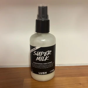 Super Milk Conditioning Hair Primer från Lush - Super Milk Conditioning Hair Primer från Lush är en vårdande spray för håret. Perfekt för att ge håret extra fukt och skydd innan styling. Ca 80% kvar. 