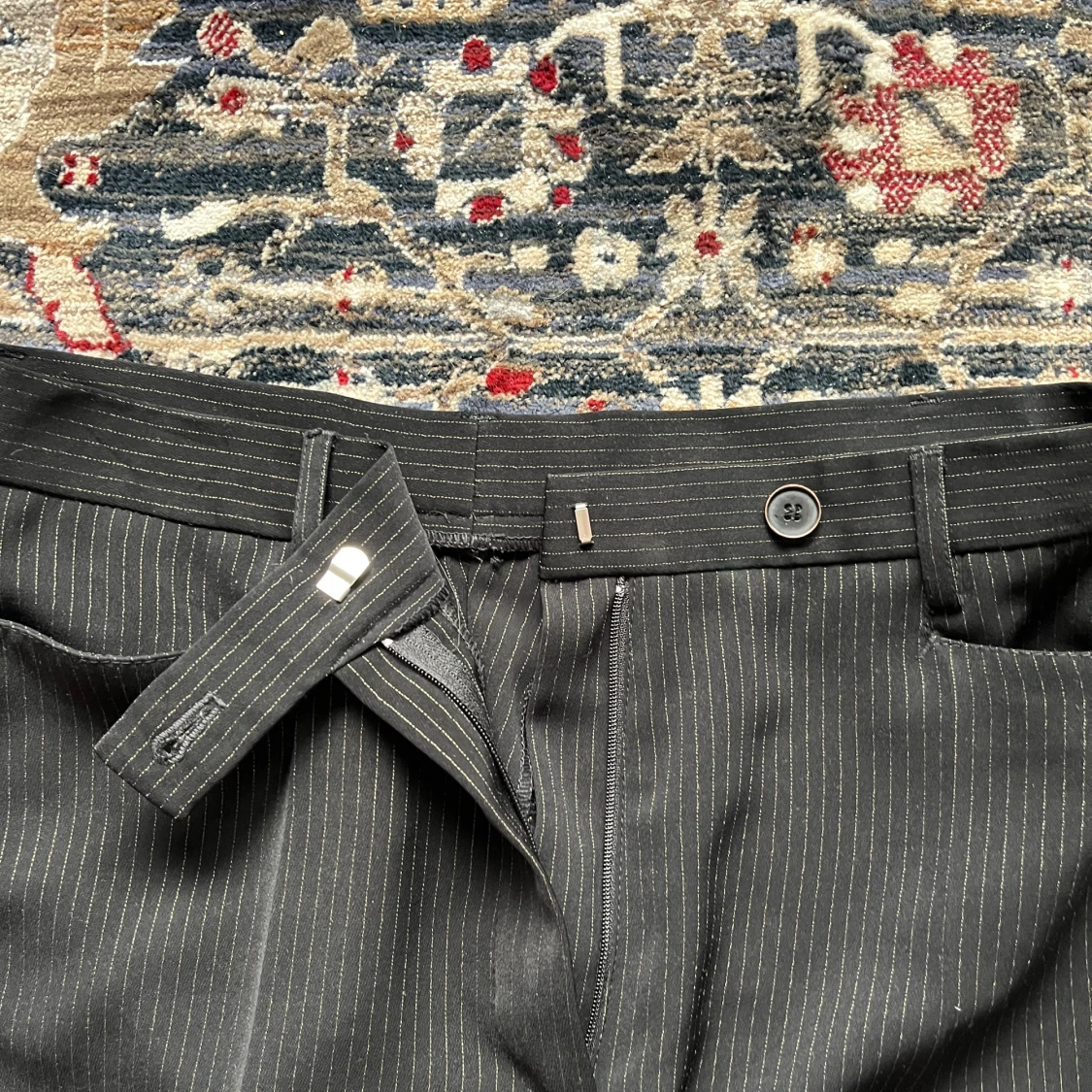 Svarta lågmidjade kostymbyxor från Merrytime! - 4