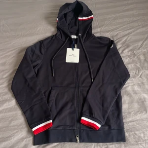 Moncler Zipp  - Tjena säljer Moncler zipp, 10/10 bara testad en gång. Pris kan diskuteras vid snabba affärer, kontakta vid fler frågor. .