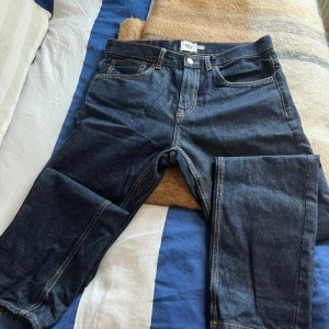 Mörkblå jeans från 157 - Snygga mörkblå jeans från 157 med klassisk design. De har en rak passform och är tillverkade i slitstarkt denim. Perfekta för en stilren look.