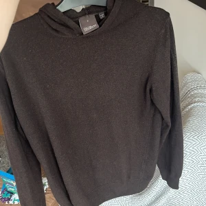 Oscar Jacobson tröja kashmir - En väldigt fin Oscar Jacobson kashmir tröja som är varm och mysig till våren och sommaren en väldigt snygg tröja för grischare! Tveka inte o fråga, ny pris runt 1600kr nästan aldrig använd 