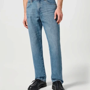 Jeans Wrangler Frontier relaxed straight - Så coola och klassiska blå jeans från Wrangler, modell Frontier, relaxed straight. Jeansen har en traditionell femficksdesign och en snygg läderdetalj med logotyp på baksidan.
