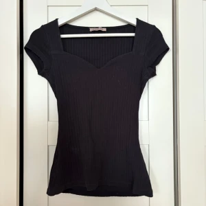 Tshirt med hjärtformad urringning - Har en liten blekningsfläck (se bild 2), syns bara när man kollar nära.