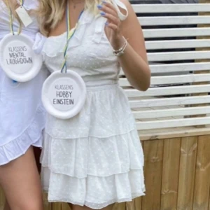 Studentklänning  - Säljer min studentklänning från 2021, fint skick då den endast använts 1 gång.