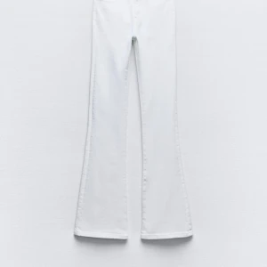 Vita bootcut jeans - Snygga vita bootcut jeans från Zara!! Knappt använda 
