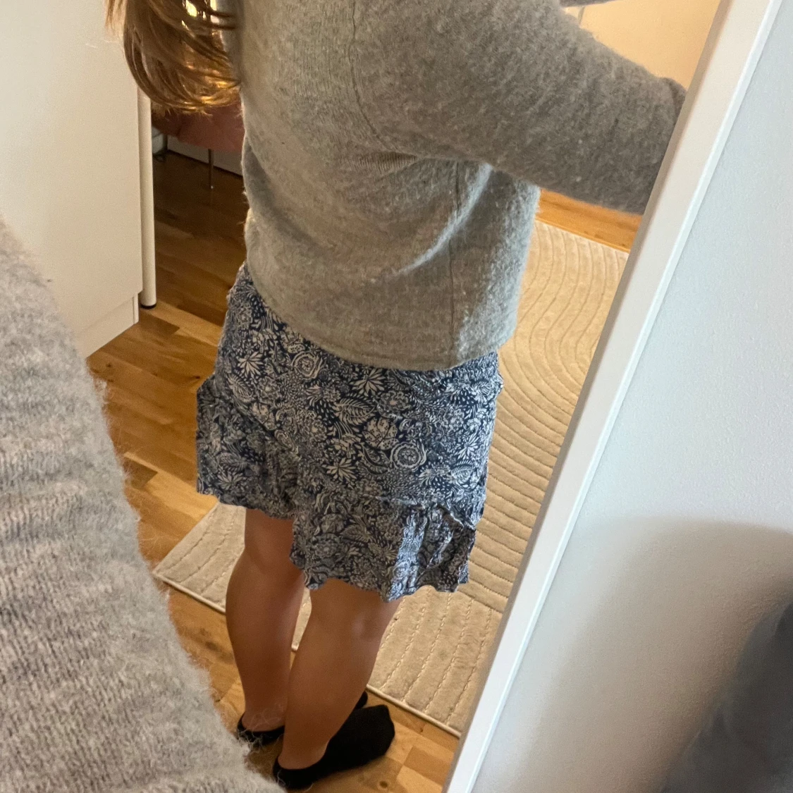 Mönstrad byxkjol i blått och vitt - 1