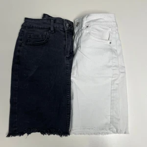 Svart och vit jeanskjol från Pieces - Två jeanskjolar från Pieces i svart och vit. Båda är Xs. Mått finns i annonsen 