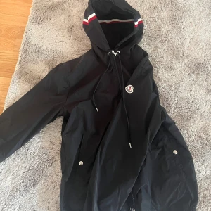 Moncler windbreaker - Aldrig använd väldigt ny vindjacka från Moncler,  storlek M.
