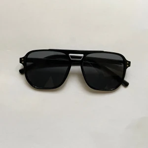 Svarta solglasögon - Snygga svarta solglasögon i klassisk pilotstil med breda bågar och mörka linser. Bara att höra av dig vid intresse🤝